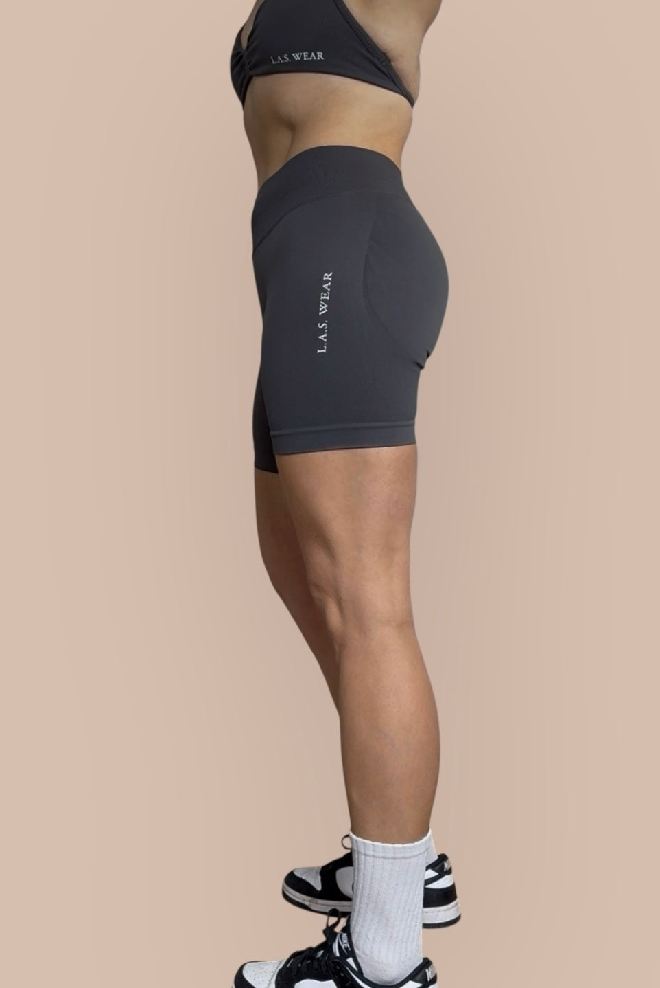 Invisible scrunch mid shorts